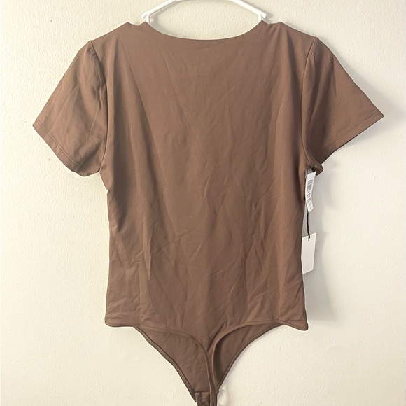 Aritzia Babaton Contour Crew Short Sleeve
Bodysuit in Brown - Picture 3 of 9